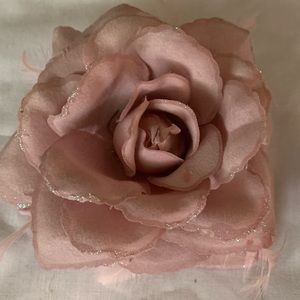 Pretty pink hair flower 🌸 rose 🌹